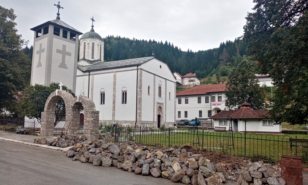 Нова капија, а ради се и зид око порте - Црква у Новој Вароши (Фото: Ж. Дулановић)