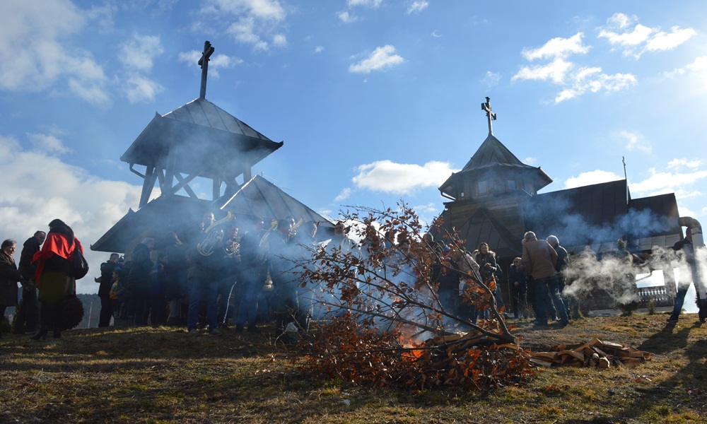Налагање бадњака код цркве у Драглици (Фото: Ж. Дулановић)