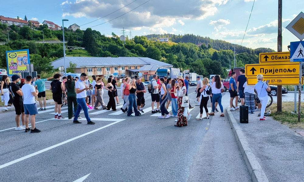 Магистрала била блокирана два и по сата