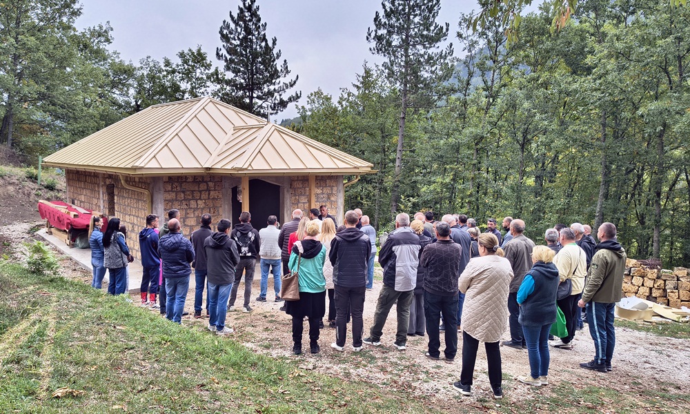 Налагање бадњака је у 12 часова-црква у Варкашевини (Фото: Ж. Дулановић)