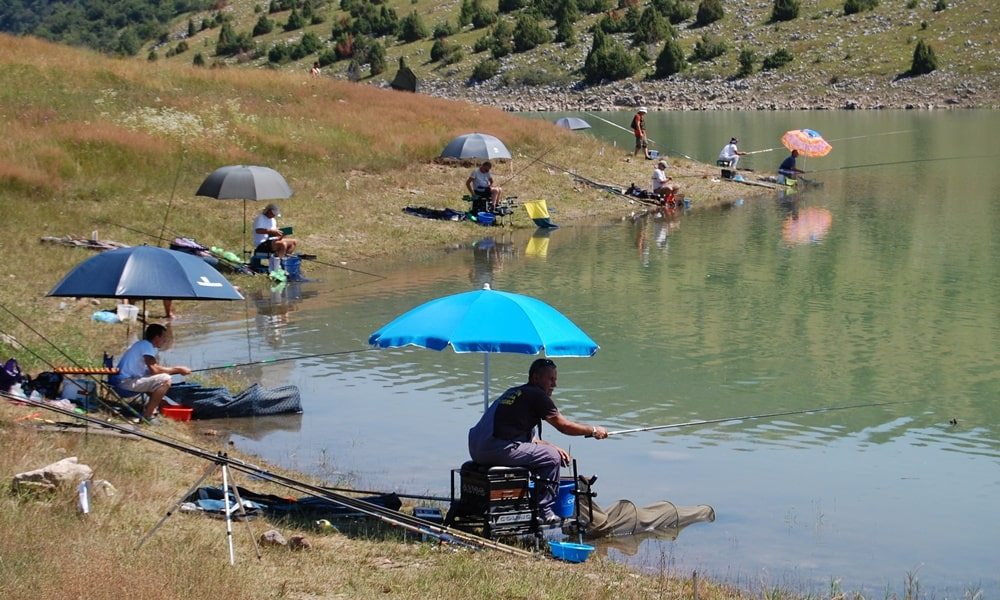 Све више риболоваца: Шиповик на Увачком језеру