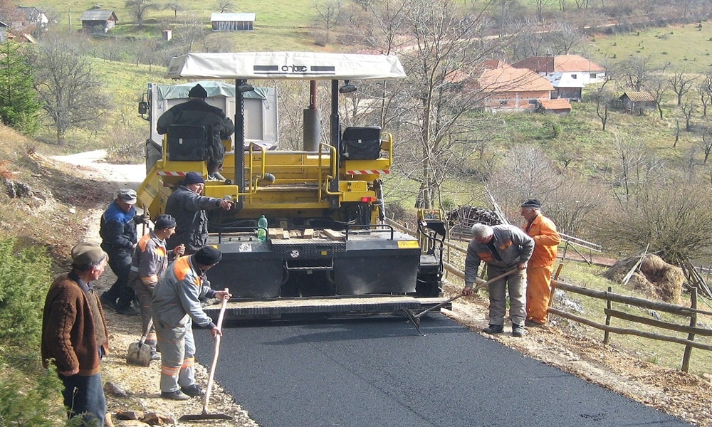 Нове метре асфалта добиће десетак села