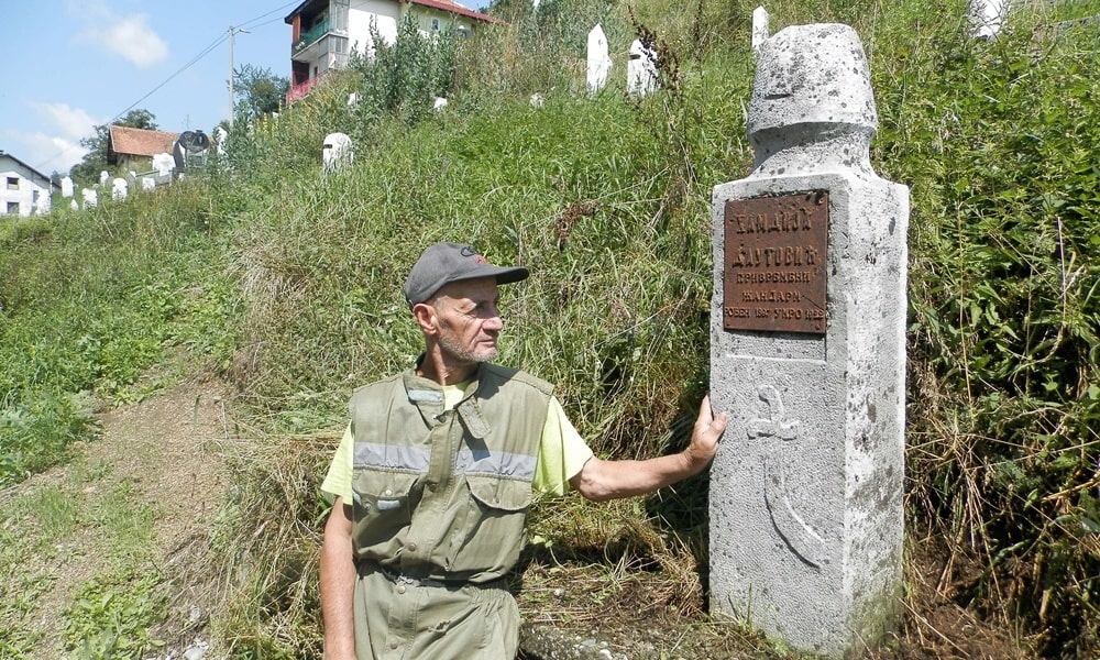 Севап: Сеуд Вефић крај обновљеног споменика