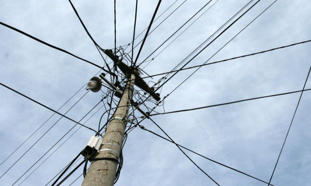 Олуком закачио жице под напоном (илустрација, Фото: Мондо)