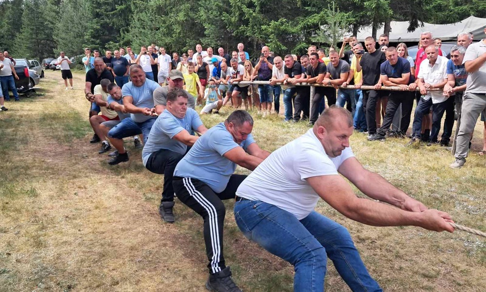 Одавно није било више такмичара и посеталица - вучење конопца (Фото: Д. Гагричић)