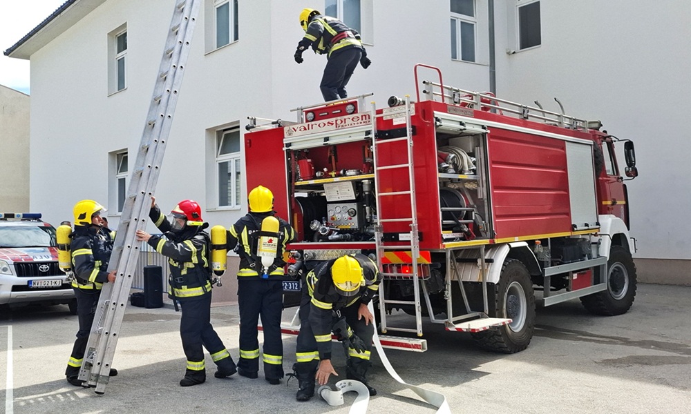 Само опремљен се може против пожара - показна важба ватрогасаца (Фото: Р. Поповић)