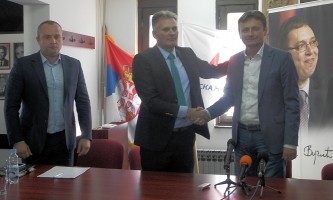 Помирење: Радосав Васиљевић и Дарко Глишић,лево Крсто Јањушевић