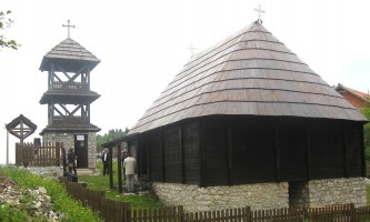 Помоћ: Црква брвнара у Радијевићима (Фото: Р. Прелић)