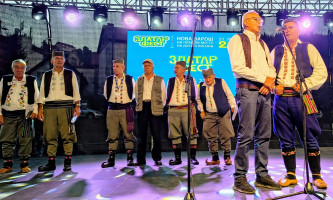 Такмичење у три категорије, највише  мушких певачких парова