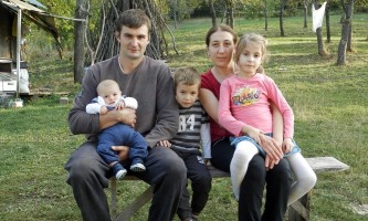 Нада села : Петар и Невенка са децом