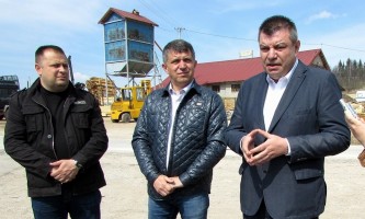 Прва посета: Директор ЕПС-а Милорад Грцић (први с десна) 