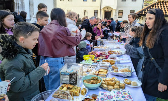 Хуманитарна акција на Цвети у порти цркве (Фото: Ж. Дулановић)