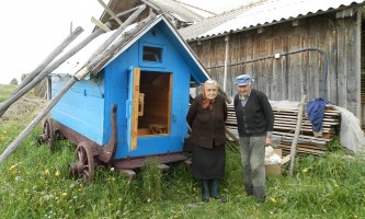 Један од ретких у нововарошком крају: Миланко и Олга крај свог кућера