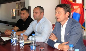 Одбором СНС ће руководити посланик Крсто Јањушевић (у средини)
