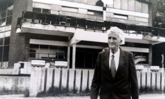 Петар Мандић испред Дома културе на чијем је челу био дуги низ година