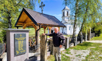 Покренуо иницијативу- Васо Матијевић код споменика (Фотоси: Ж. Дулановић)