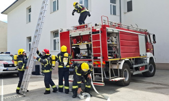 Само опремљен се може против пожара - показна важба ватрогасаца (Фото: Р. Поповић)